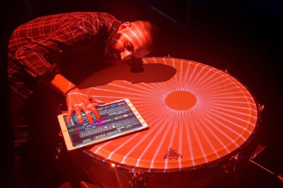 Rubens Askenar músico contemporáneo con un ipad tocando en el festival de Keroxen