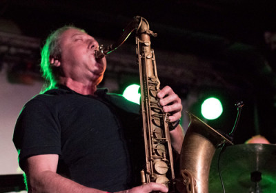 Ricardo Marichal saxofonista de imporovisación libre tocando el saxo en un concierto